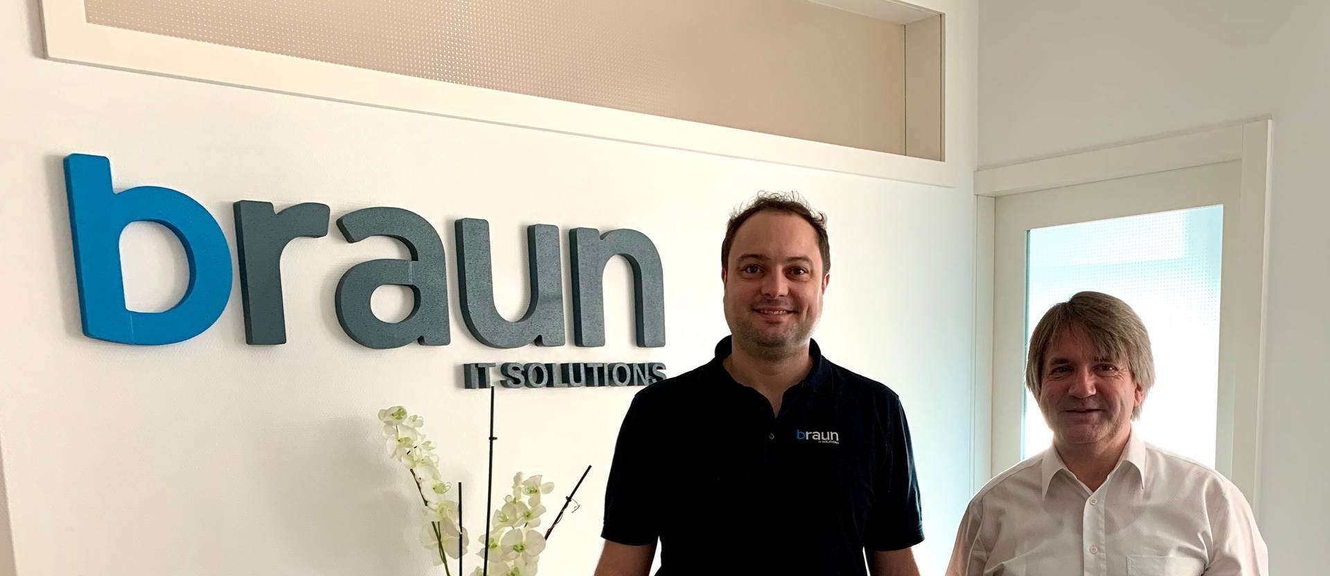 Spendenübergabe 2019: Sven Braun mit einem Vertreter des Fördervereins für krebskranke Kinder