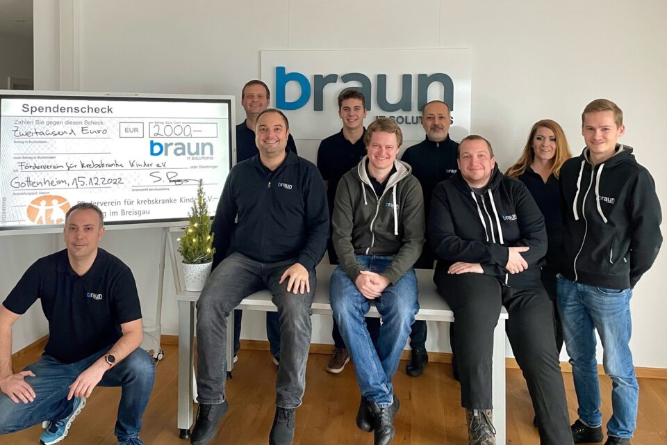 Das Team von Braun IT Solutions mit dem Spendenscheck 2022