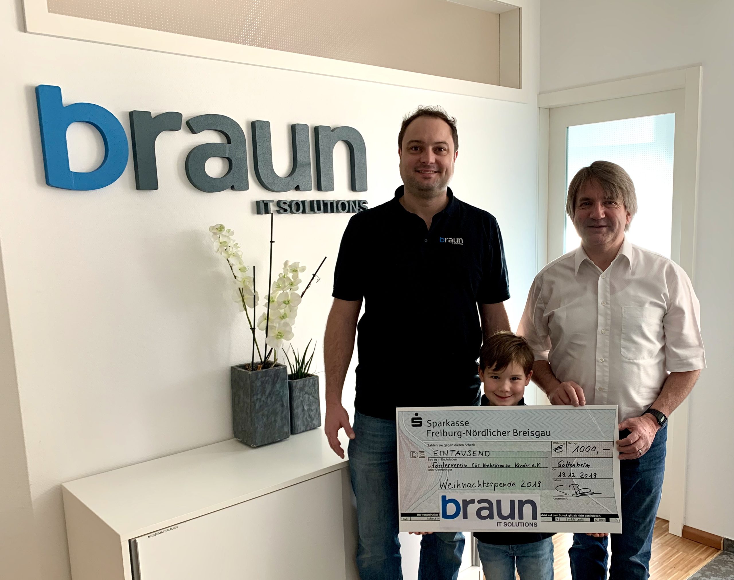 Sven Braun und Claus Geppert vom Förderverein mit dem Spendenscheck in unserem Büro in Gottenheim