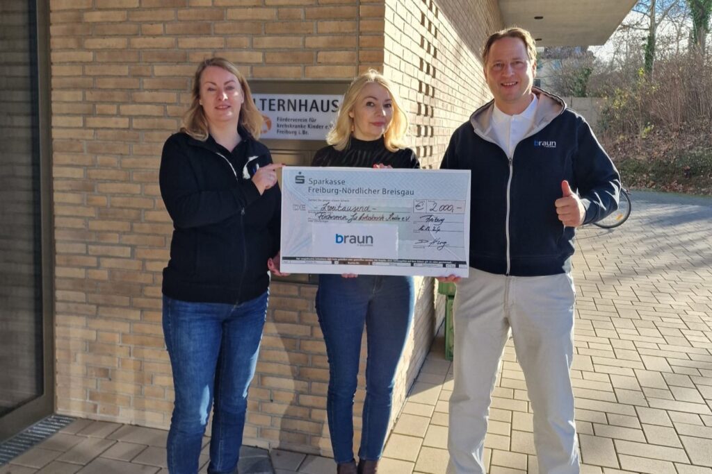 Dorin Hug, Bianca Loyal und Ivana Vukovic mit dem Spendenscheck vor dem Elternhaus
