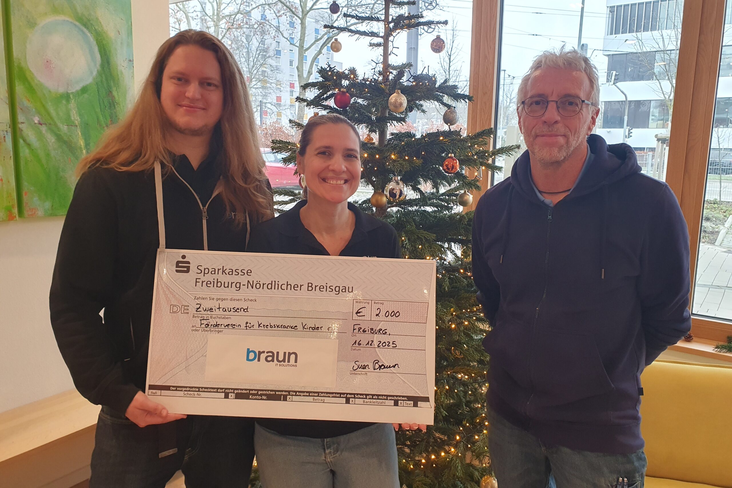 Jan Rieke, Pamela Uhlendahl und Martin Müller vom Förderverein mit dem Spendenscheck im Elternhaus