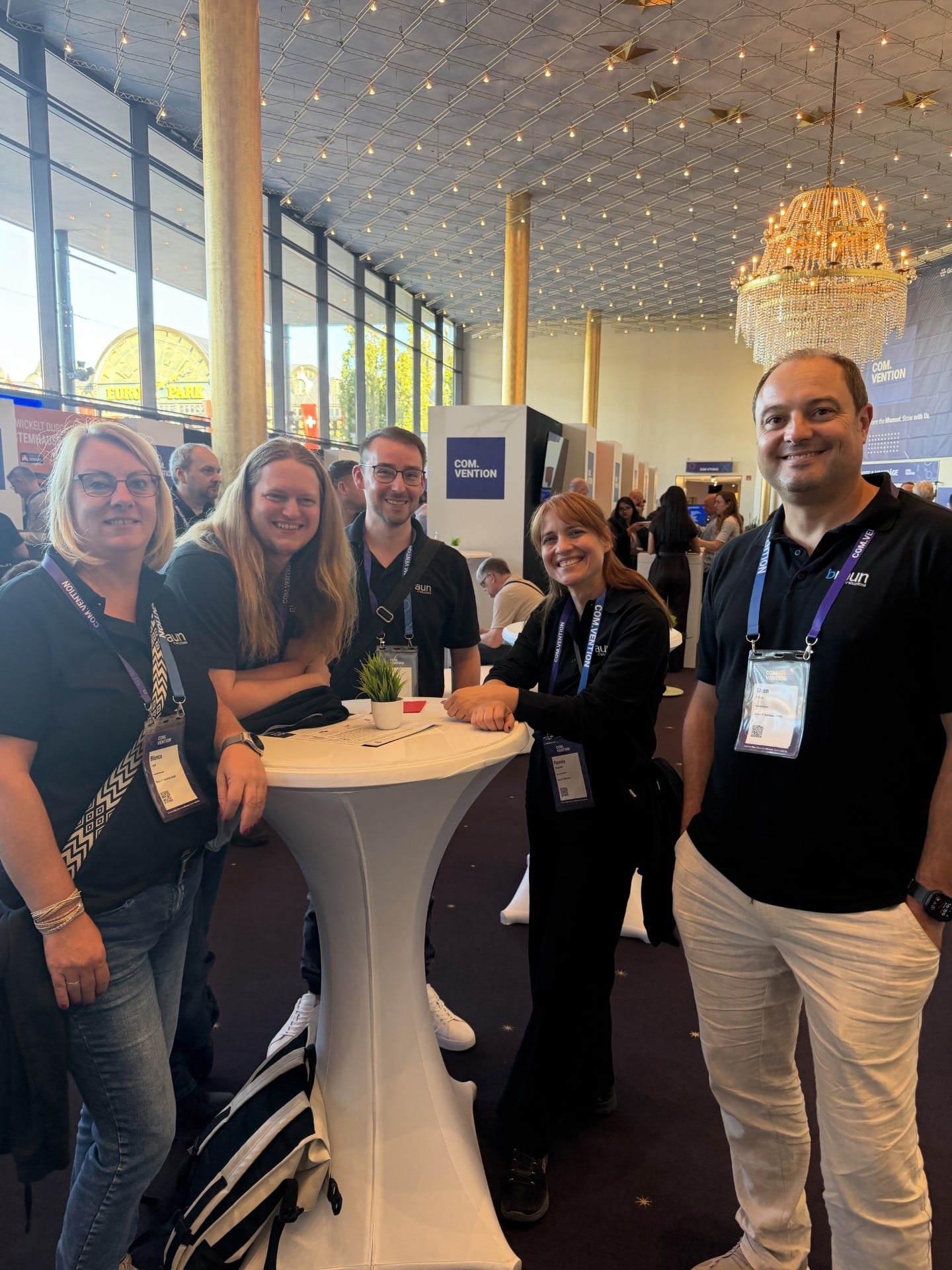 Bianca Loyal, Jan Rieke, Lars Kalms, Pamela Uhlendahl und Sven Braun am Stehtisch auf der COM.VENTION 2026