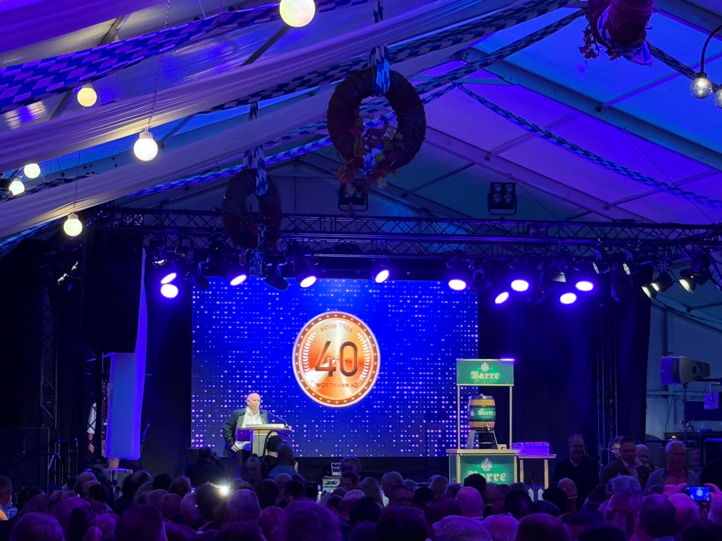 Bühne im Festzelt mit der goldenen 40 der WORTMANN AG