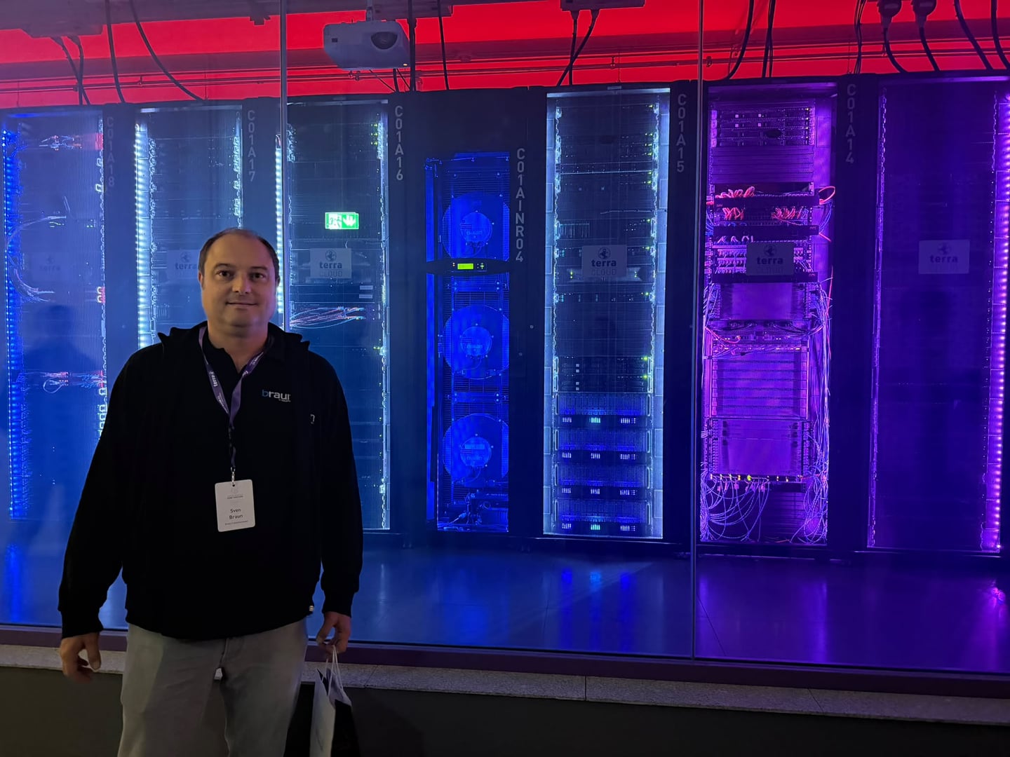 Sven Braun vor beleuchteten Serverschränken der TERRA CLOUD